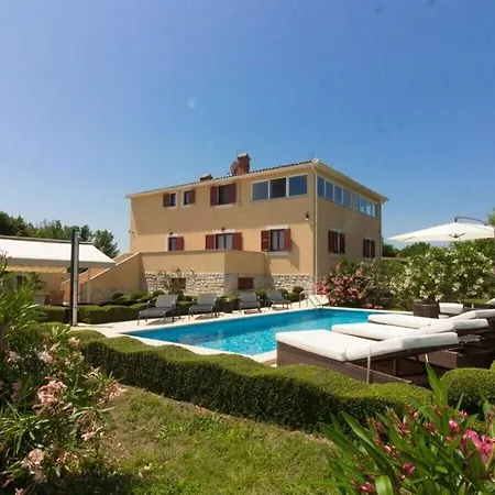 Divina Comfortable Holiday Villa Šišan
